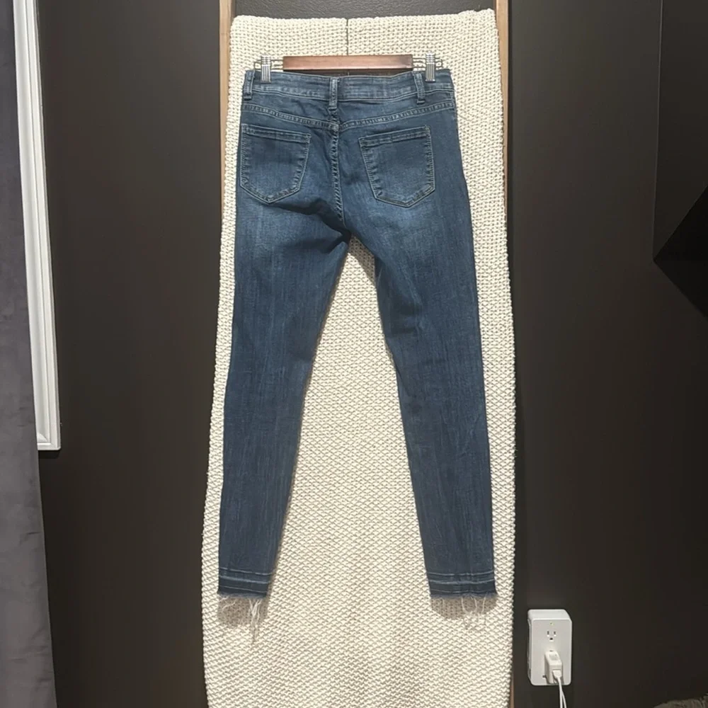 Midrise Q2 distressed ankle distressed jeans size Medium - Picture 2 of 9